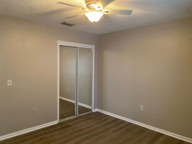 Building Photo - MOVE-IN SPECIAL-WONDERFUL 3/2.5 Home with 1 car garage-UCF Area
