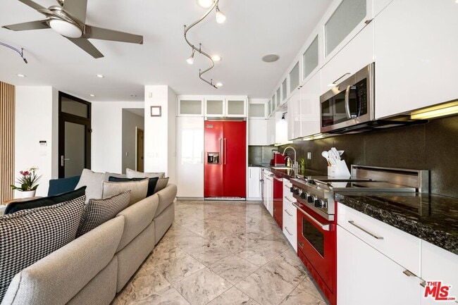 Building Photo - 3007 Ocean Front Walk