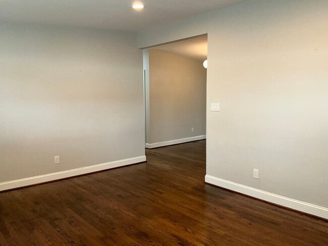 Building Photo - Fully updated 4BR 3BA single family rambler in Twinbrook Forest