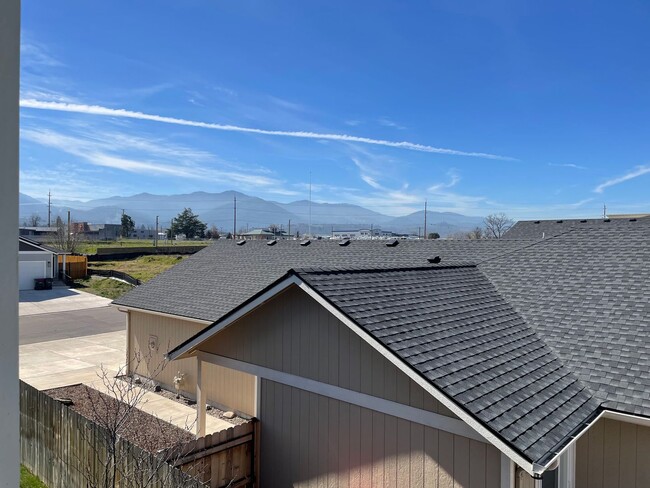 Building Photo - Newer-Very Nice 2 Bedroom 1 Bath Upstairs Apartment****HALF OFF FIRST FULL MONTHS RENT******Pet F...