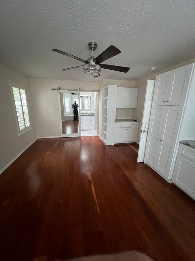 Building Photo - Executive Rental