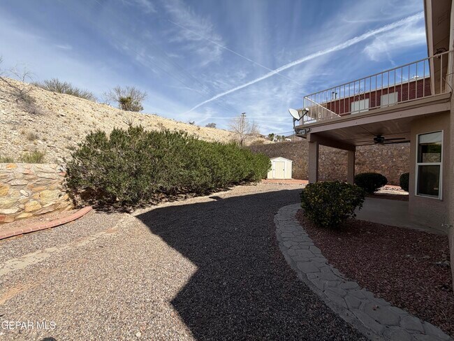 Building Photo - 1013 Via De La Paz Dr