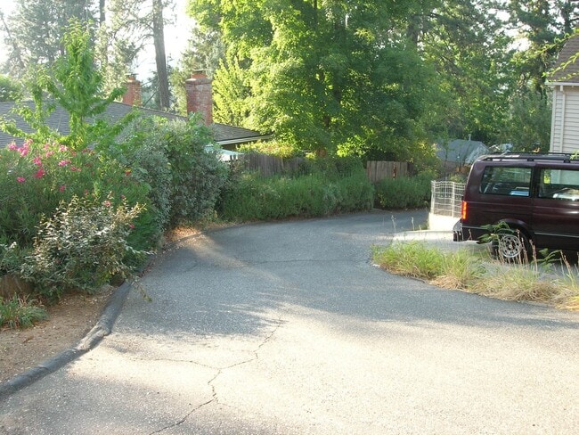 Building Photo - Lovely 2 story Home Walk to Downtown Grass...