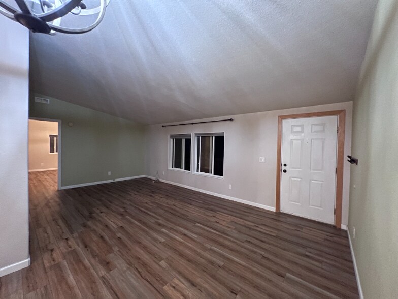 Building Photo - 916 4th St SE