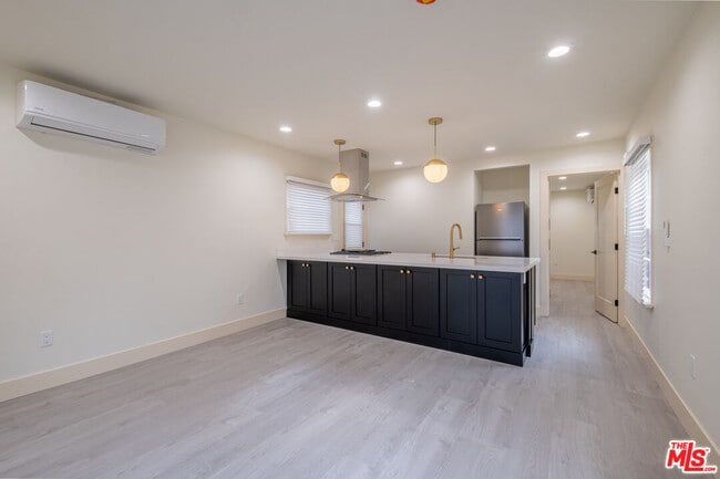 Building Photo - 216 N Catalina Ave