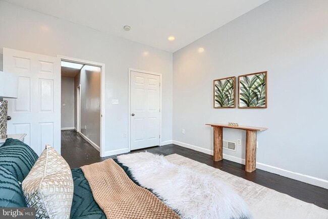 Building Photo - 112 East Ave