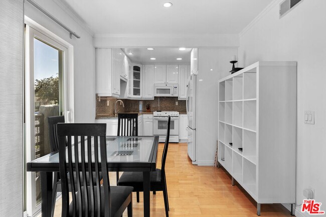 Building Photo - 1515 S Beverly Dr