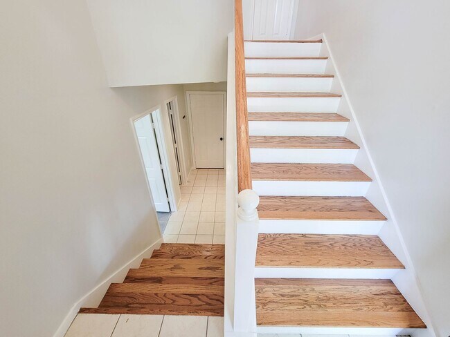 Building Photo - Beautiful Home with a Smart, Functional Fl...