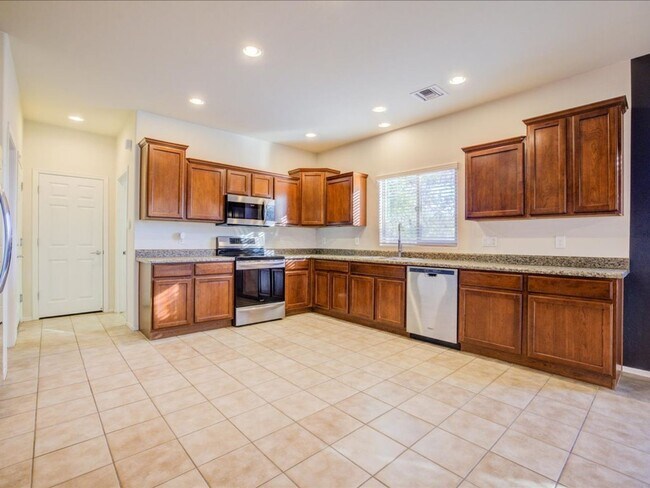 Building Photo - PROMO 1/2 OFF FIRST MONTH'S RENT!!*