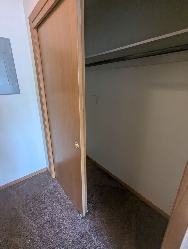 Building Photo - 1-bed 1-bath Apartment located in the Vilas Area