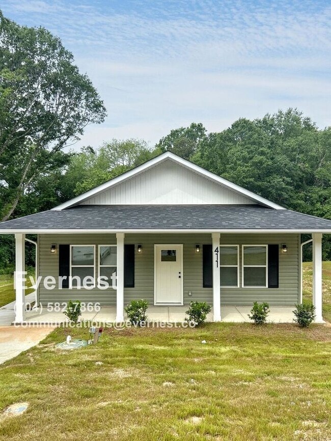 Building Photo - Home with Driveway and Modern Appliances / 3 Bed, 2 Bath  / Vuocher Accepted / Pet-friendly / Com...