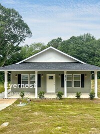 Building Photo - Home with Driveway and Modern Appliances / 3 Bed, 2 Bath  / Vuocher Accepted / Pet-friendly / Com...