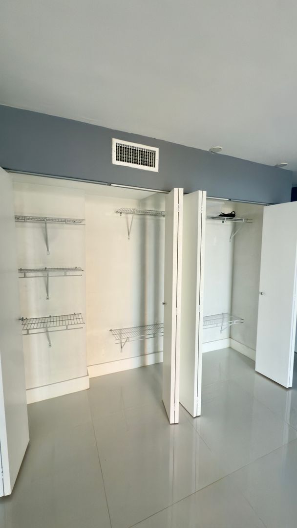 Building Photo - Spacious One Bedroom Two Bath Condo with Parking at Buckley Towers in North Miami Beach