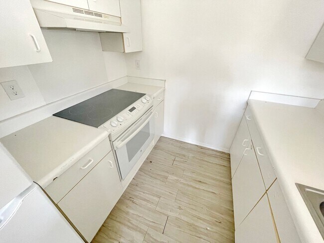 Building Photo - Top-Floor 2BR / 1.5BA Southpointe Condo – ...