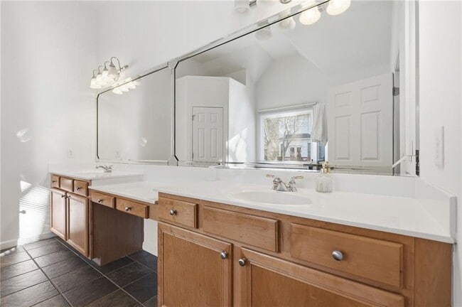 Building Photo - 2050 Willshire Glen