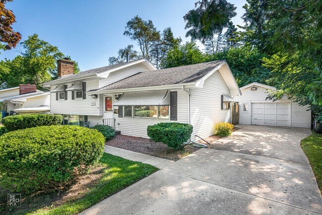 Primary Photo - Three bedroom single family home close to ...