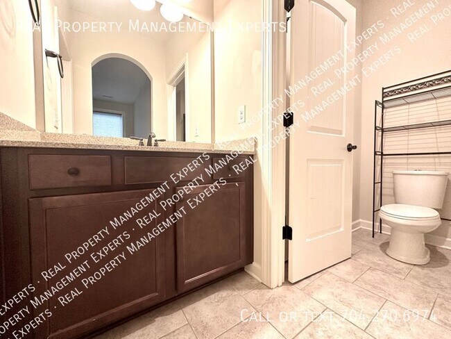 Building Photo - Spacious 5BR/3.5BA Home in Mooresville!