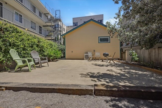 Building Photo - 422 Vernon St