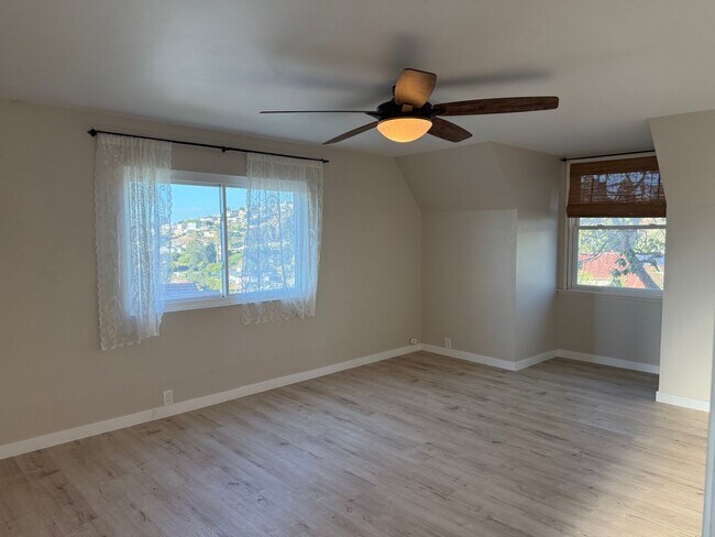 Building Photo - Gorgeous 5BR/3BA 2story home w SOLAR, view...