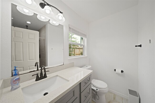 Building Photo - 4019 Blue Bonnet Blvd