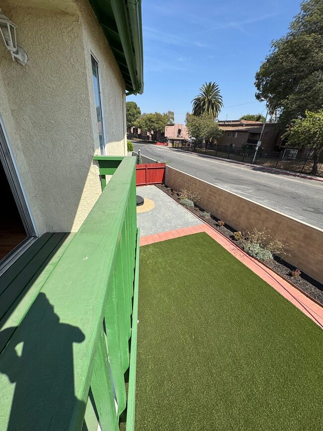 Building Photo - Move in Ready - Spacious 3 bed 2 bath Upda...