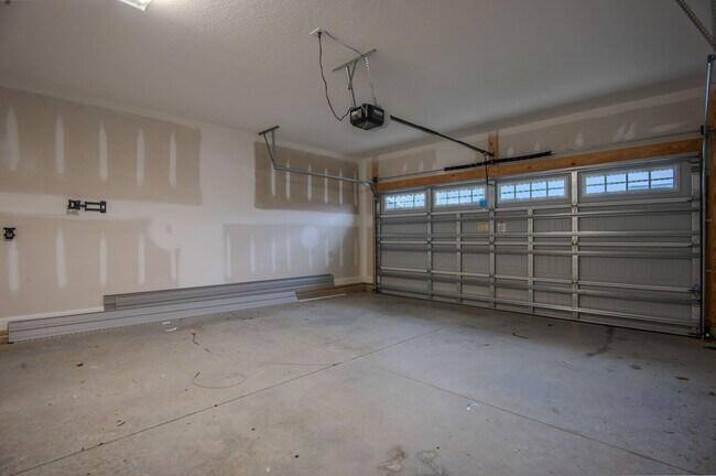 Building Photo - 917 Uplands Ln
