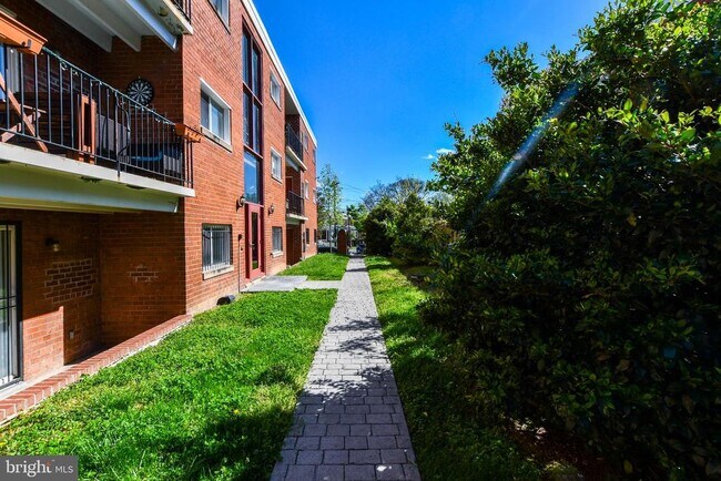 Building Photo - 1386 Bryant St NE