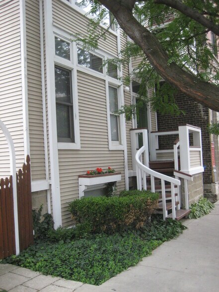 Building Photo - 1453 W Belmont Ave
