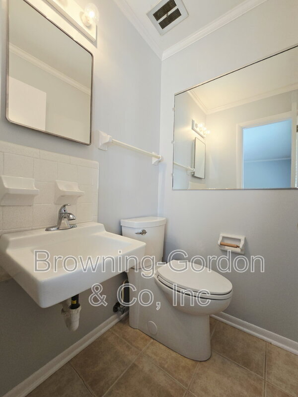 Building Photo - 6468 Thunderbird Dr