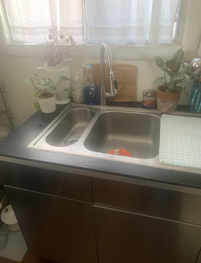 Kitchen- Sink with retractable faucet - 2810 Winter St