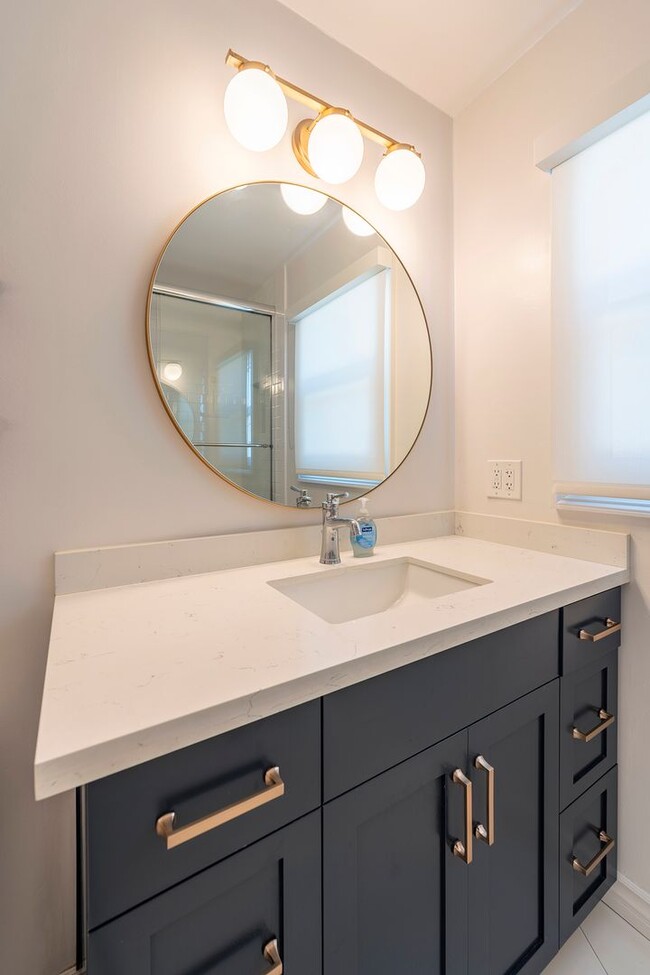 Building Photo - Beautiful Hawthorne Rental In Hollyglen!