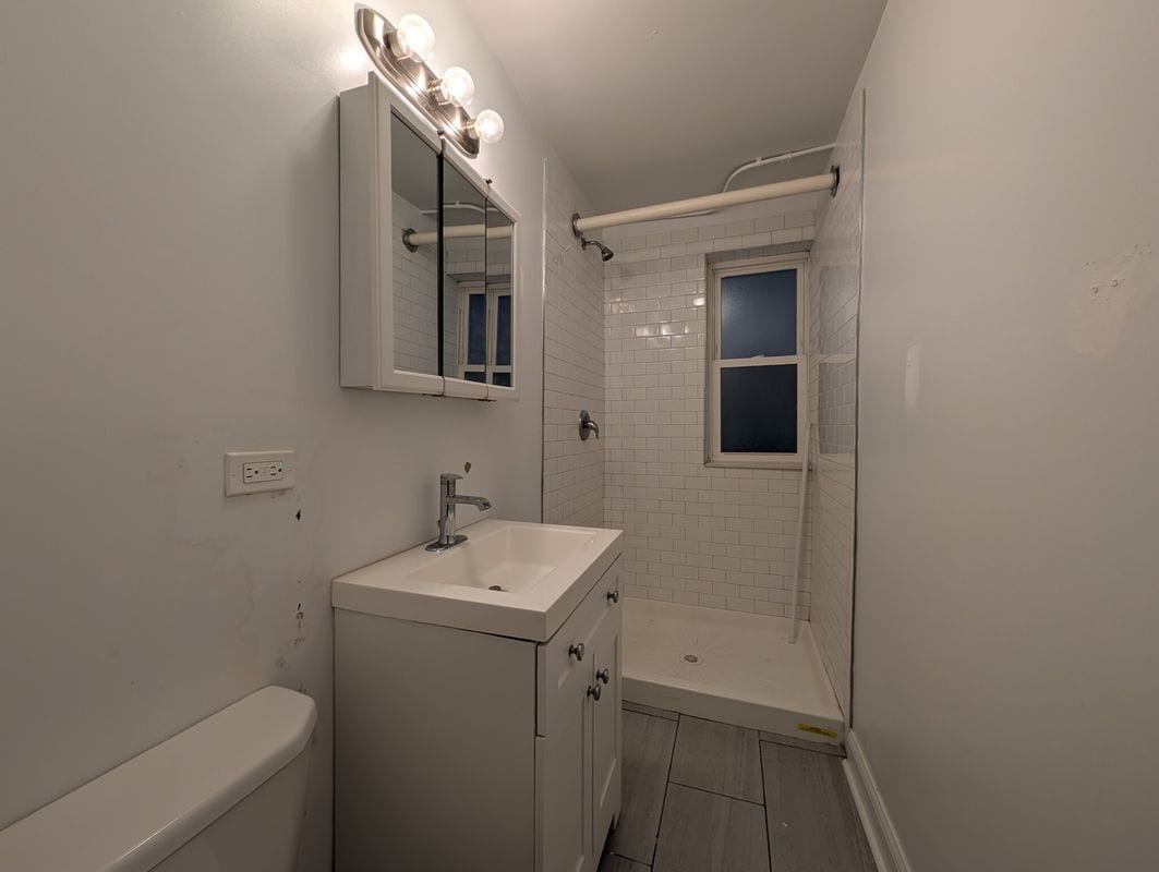 Building Photo - 5417 N Kenmore Ave