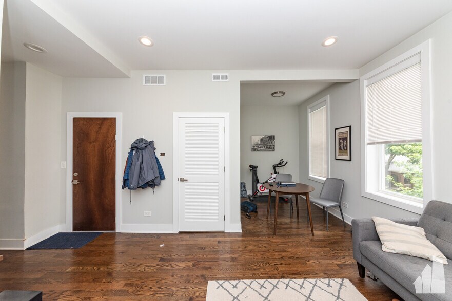 Building Photo - 2145 W Webster Ave