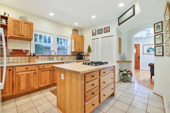 Building Photo - 607 Flamingo Dr
