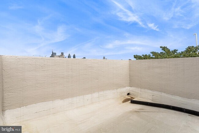 Building Photo - 2139 Latona St