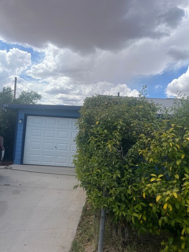 Building Photo - Charming 4 Bedroom 2 Bathroom home in the middle of Benson AZ.