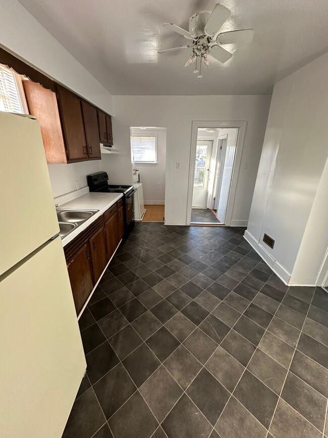 Building Photo - 4 bed 2 bath house in Rva North Side! Laun...