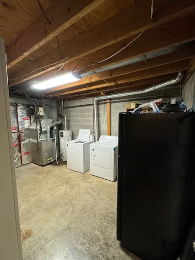 Building Photo - 204 Huntington Ln