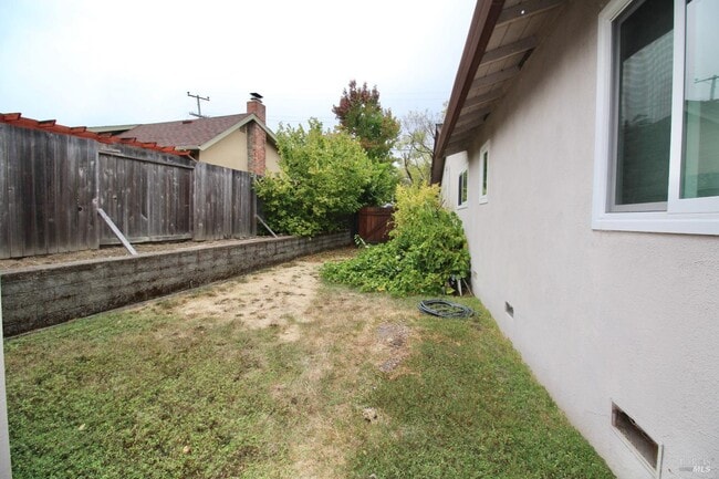 Building Photo - 599 Tamarack Dr