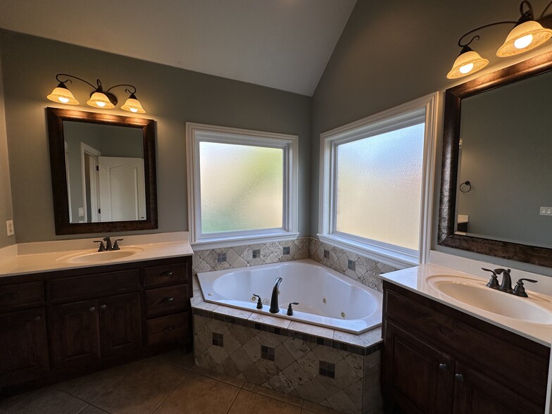 Master bathroom - 6435 W Bridge Bay Dr