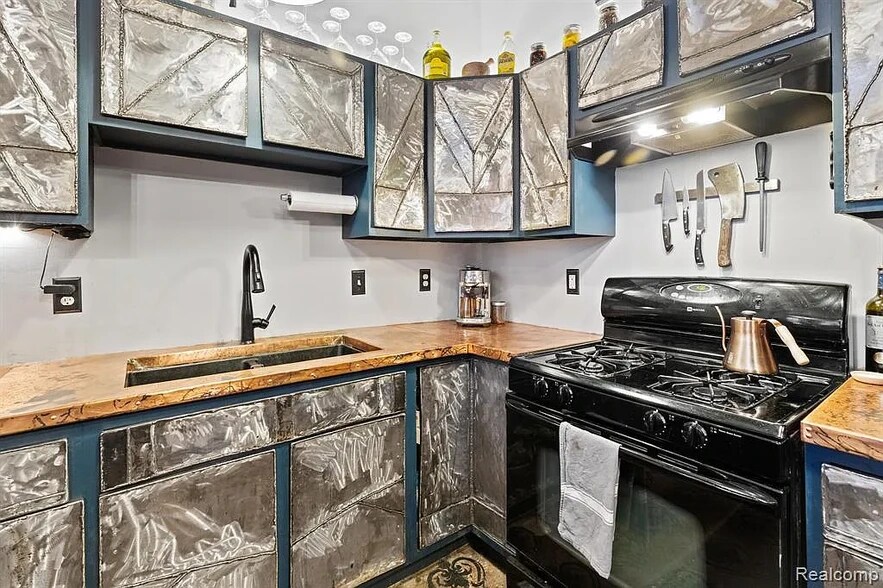 Building Photo - 5766 Trumbull St