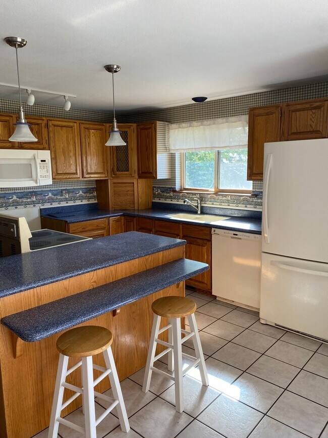 Building Photo - Large Home for Rent on Airway Dr, Beautiful Backyard Views!
