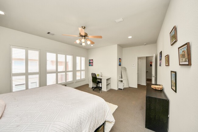 Building Photo - 825 Rosine St