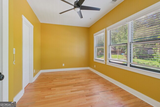 Building Photo - 870 Westmont Rd SW