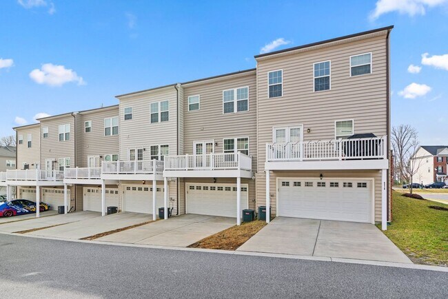 Building Photo - 9408 Adelaide Ln