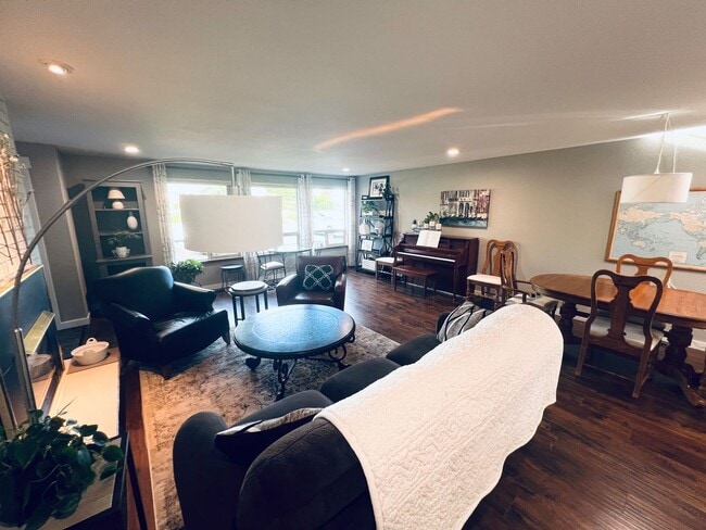 Building Photo - 2 bedroom, 2 bath short term 3-6 month ren...