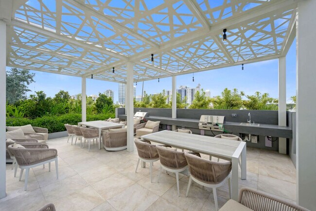 Building Photo - 580 72nd St