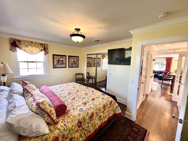 Building Photo - Charming 2 bed 1 bathroom unit in Pacific ...