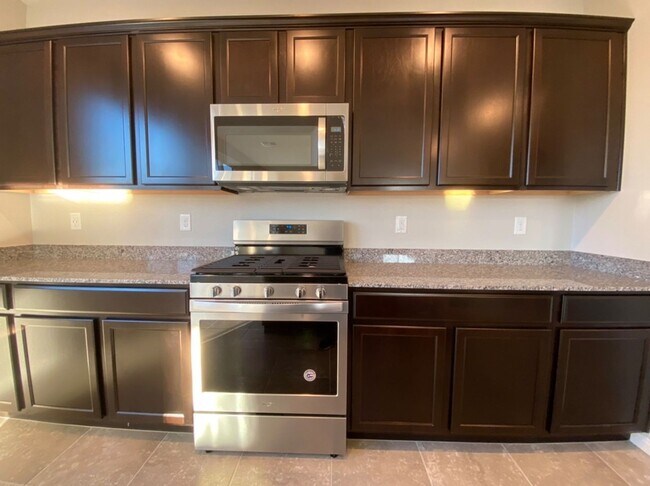 Building Photo - 4 BED 2.5 BATH 2 CAR GARAGE,  LARGE CORNER...
