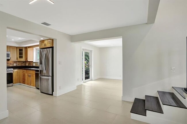 Building Photo - 2616 NE 26th Terrace